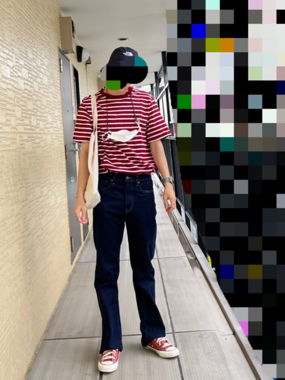 ブルー系のデニムパンツ、レッド系のTシャツ/カットソー、オレンジ系のスニーカーを着用したメンズの夏コーディネートの2枚目の写真