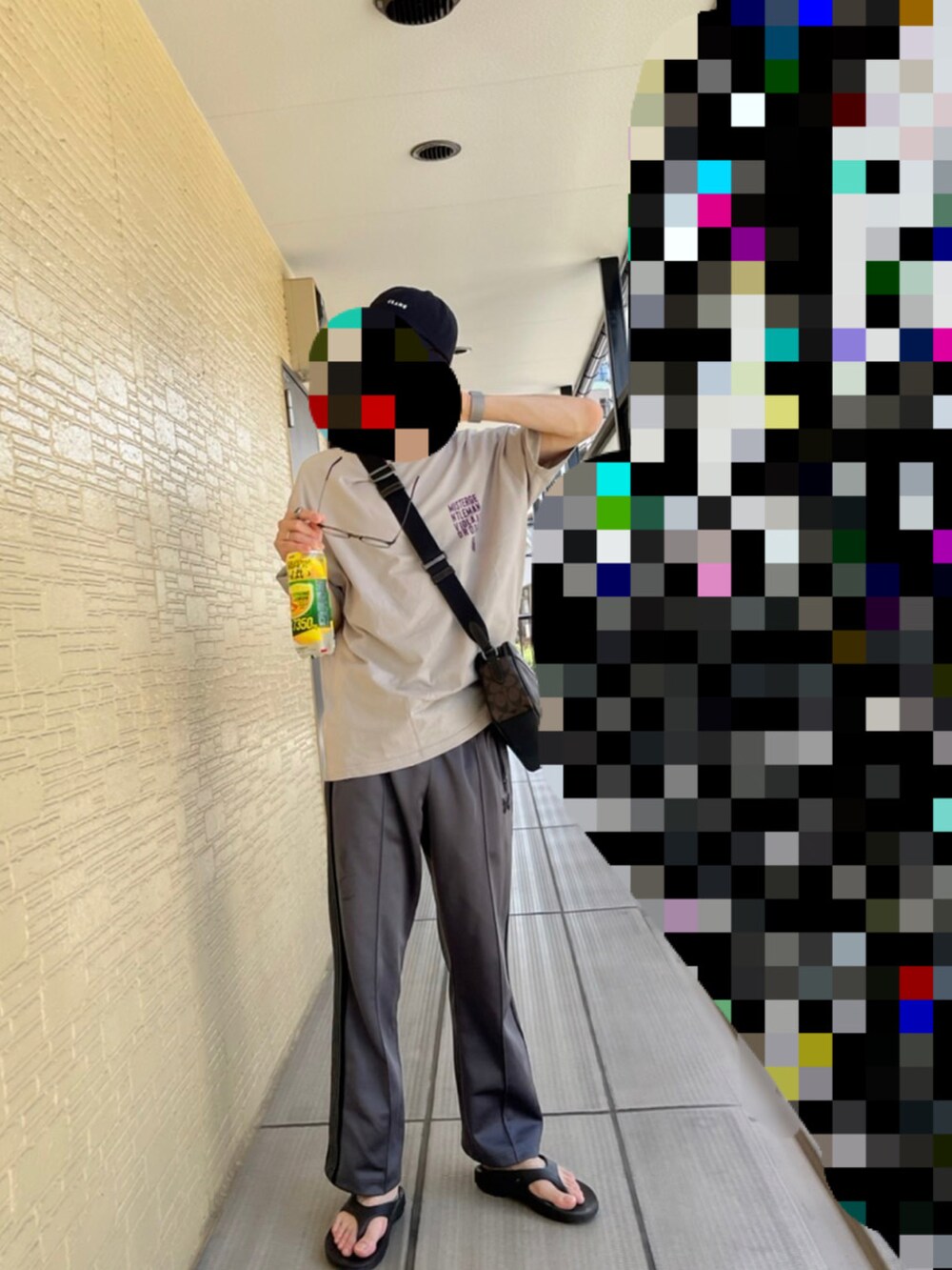 グレー系のその他パンツ、ブラック系のサンダル、グレー系のTシャツ/カットソーを着用したメンズの夏コーディネートの2枚目の写真