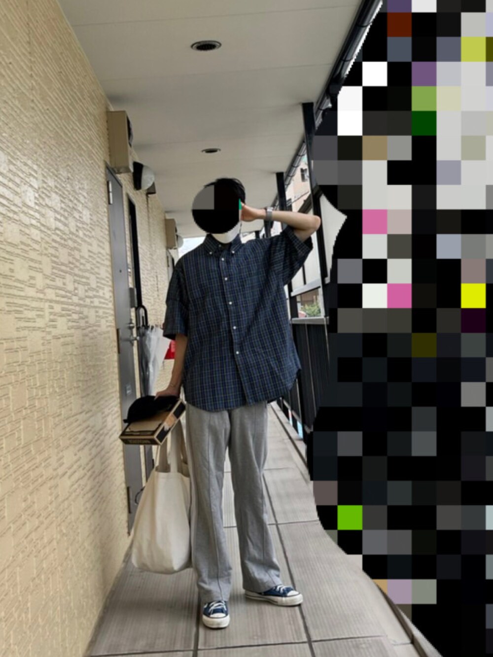 ブルー系のシャツ/ブラウス、グレー系のスウェットパンツ、ブルー系のスニーカーを着用したメンズの秋コーディネートの2枚目の写真