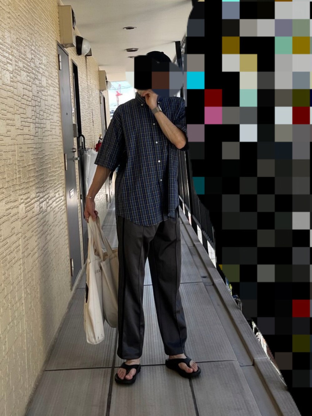 ブラック系のサンダル、グレー系のその他パンツ、ブルー系のシャツ/ブラウスを着用したメンズの夏コーディネートの2枚目の写真