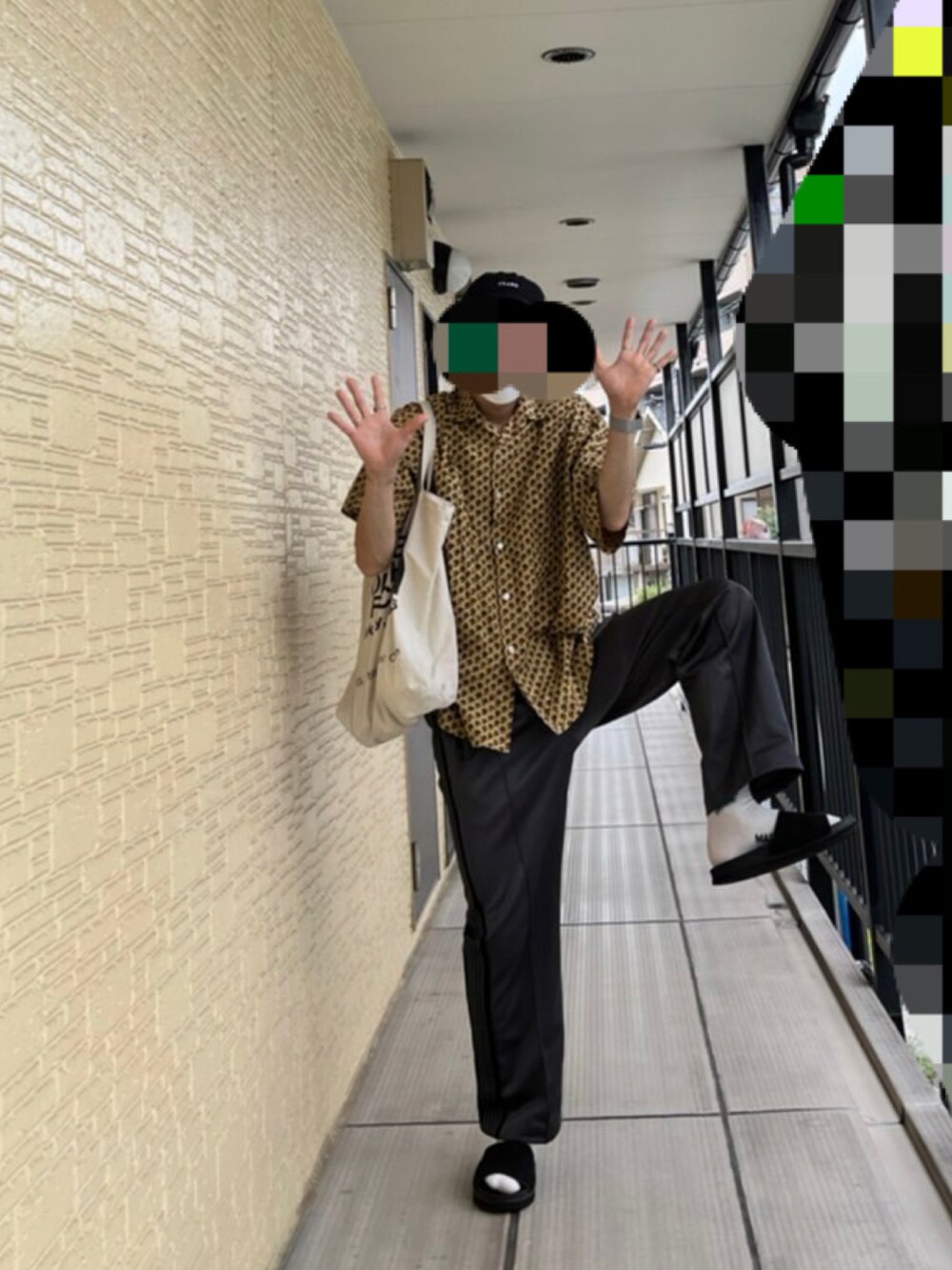 イエロー系のシャツ/ブラウス、グレー系のその他パンツ、ブラック系のサンダルを着用したメンズの秋コーディネートの2枚目の写真