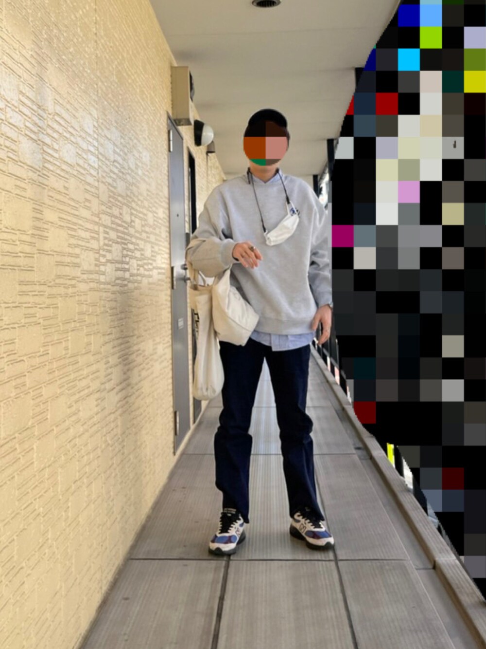 グレー系のスウェット、ブラック系のその他パンツ、その他のスニーカーを着用したメンズの冬コーディネートの3枚目の写真