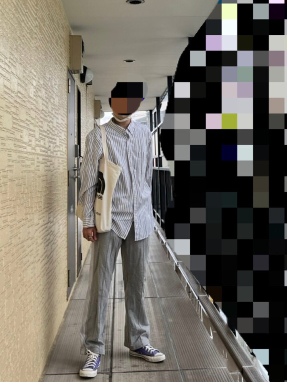 パープル系のスニーカー、グレー系のスウェットパンツ、グレー系のシャツ/ブラウスを着用したメンズの秋コーディネートの2枚目の写真