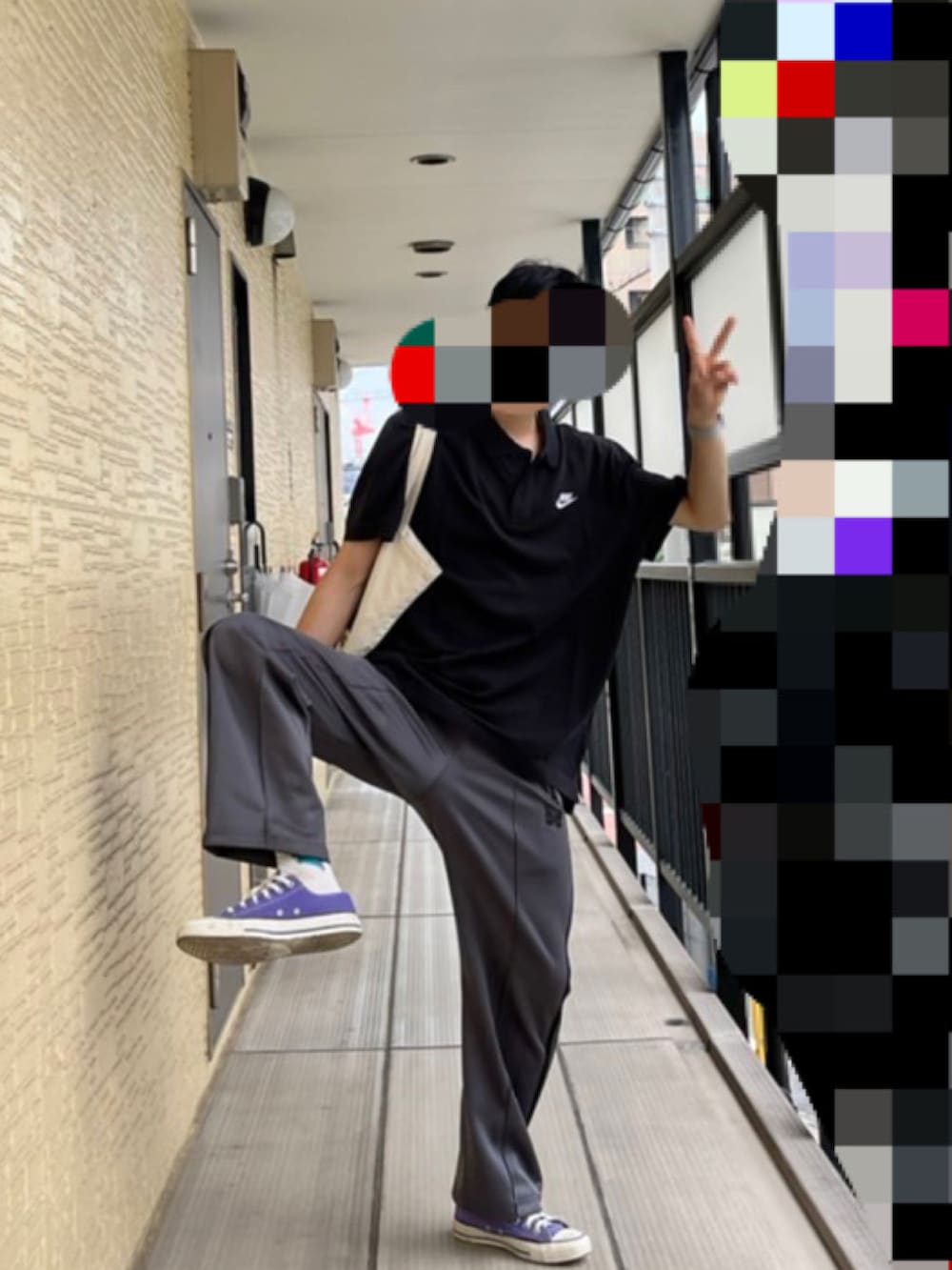 ブラック系のポロシャツ、グレー系のその他パンツ、パープル系のスニーカーを着用したメンズの夏コーディネートの2枚目の写真