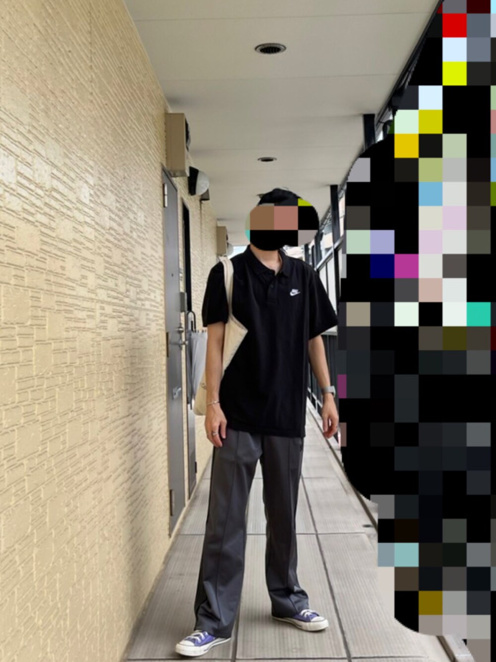 ブラック系のポロシャツ、グレー系のその他パンツ、パープル系のスニーカーを着用したメンズの夏コーディネートの3枚目の写真