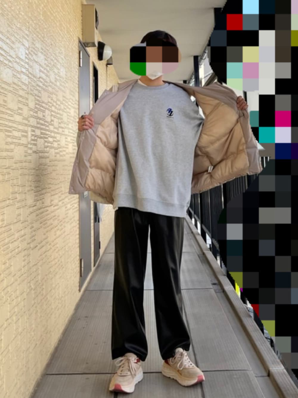 ベージュ系のベスト、ブラック系のその他パンツ、ベージュ系のスニーカーを着用したメンズの冬コーディネートの2枚目の写真