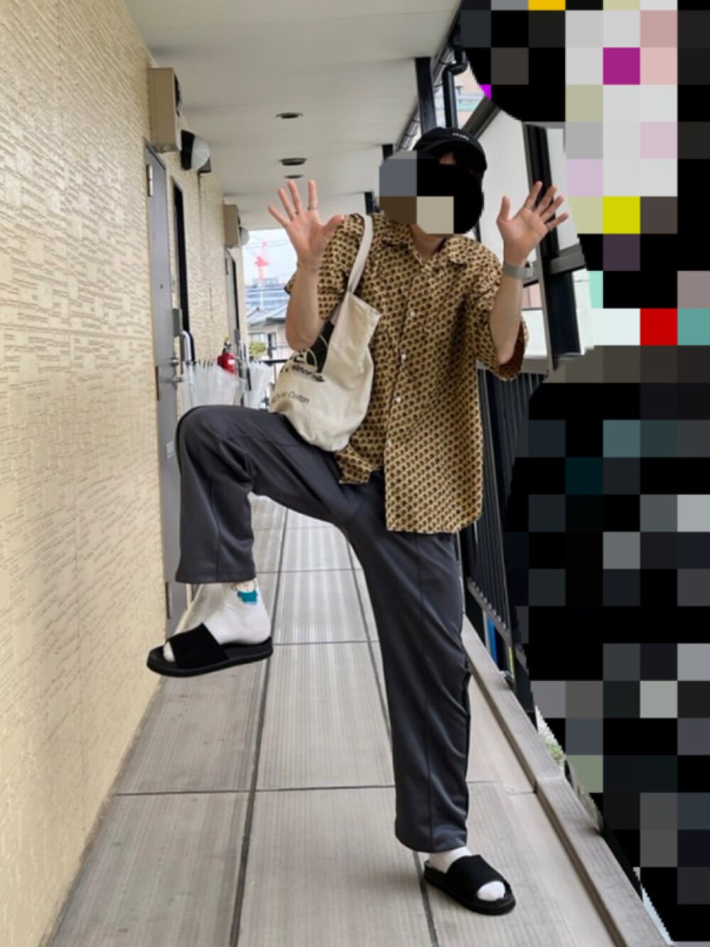 イエロー系のシャツ/ブラウス、グレー系のその他パンツ、ブラック系のサンダルを着用したメンズの秋コーディネートの3枚目の写真