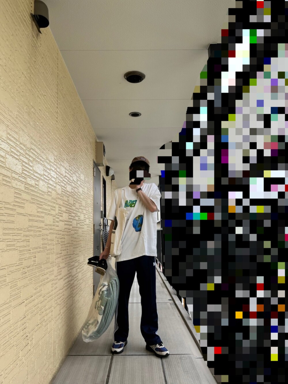 その他のその他パンツ、ホワイト系のTシャツ/カットソー、その他のスニーカーを着用したメンズの春コーディネートの2枚目の写真