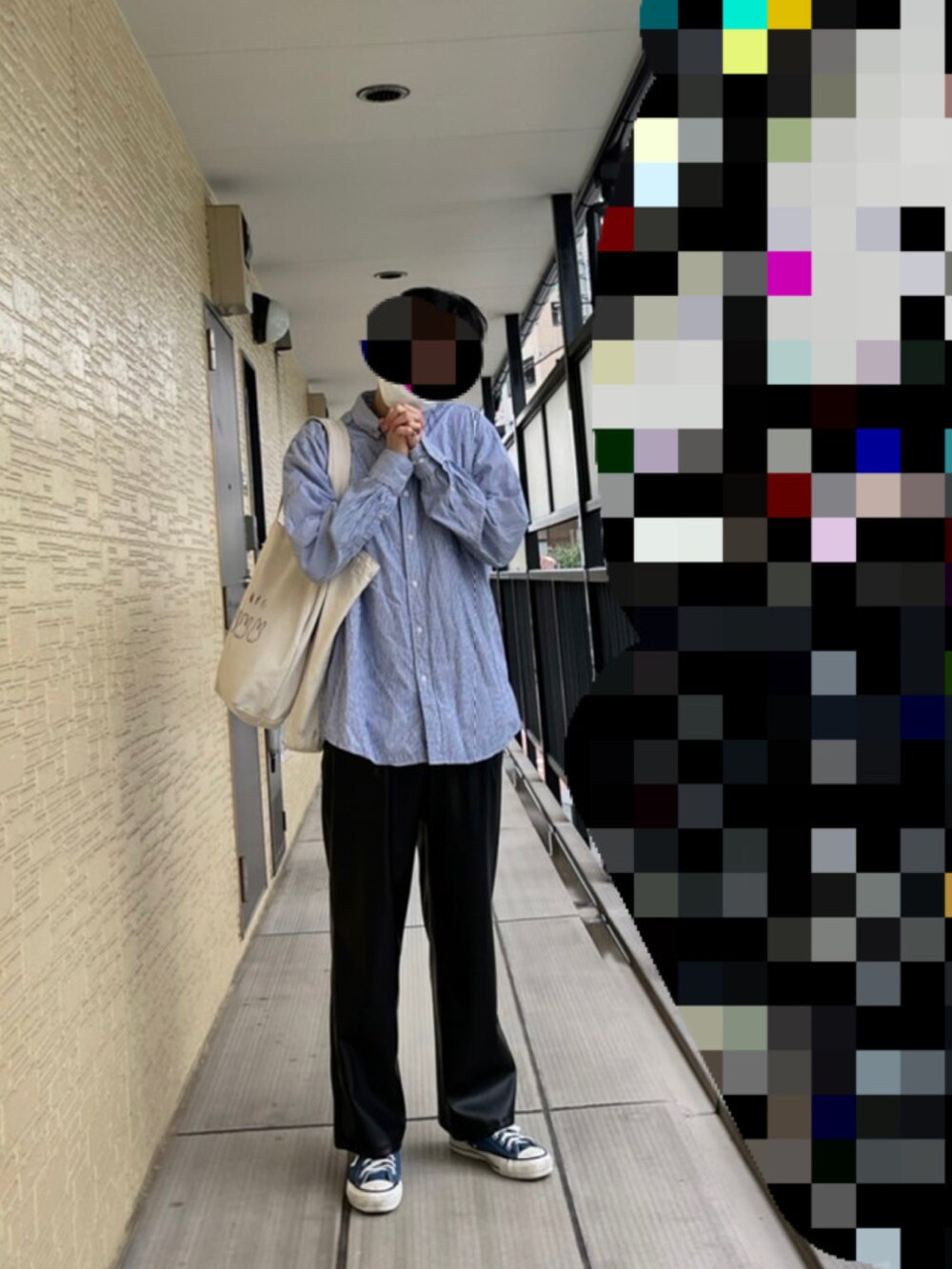 ブラック系のその他パンツ、ブルー系のシャツ/ブラウス、ブルー系のスニーカーを着用したメンズの秋コーディネートの3枚目の写真