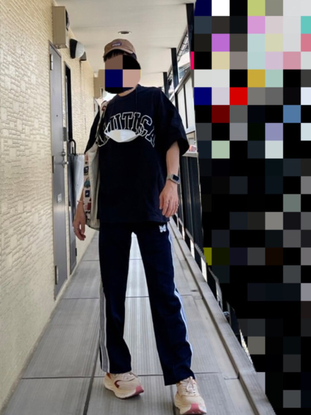 その他のその他パンツ、ベージュ系のスニーカー、ブルー系のTシャツ/カットソーを着用したメンズの夏コーディネートの3枚目の写真