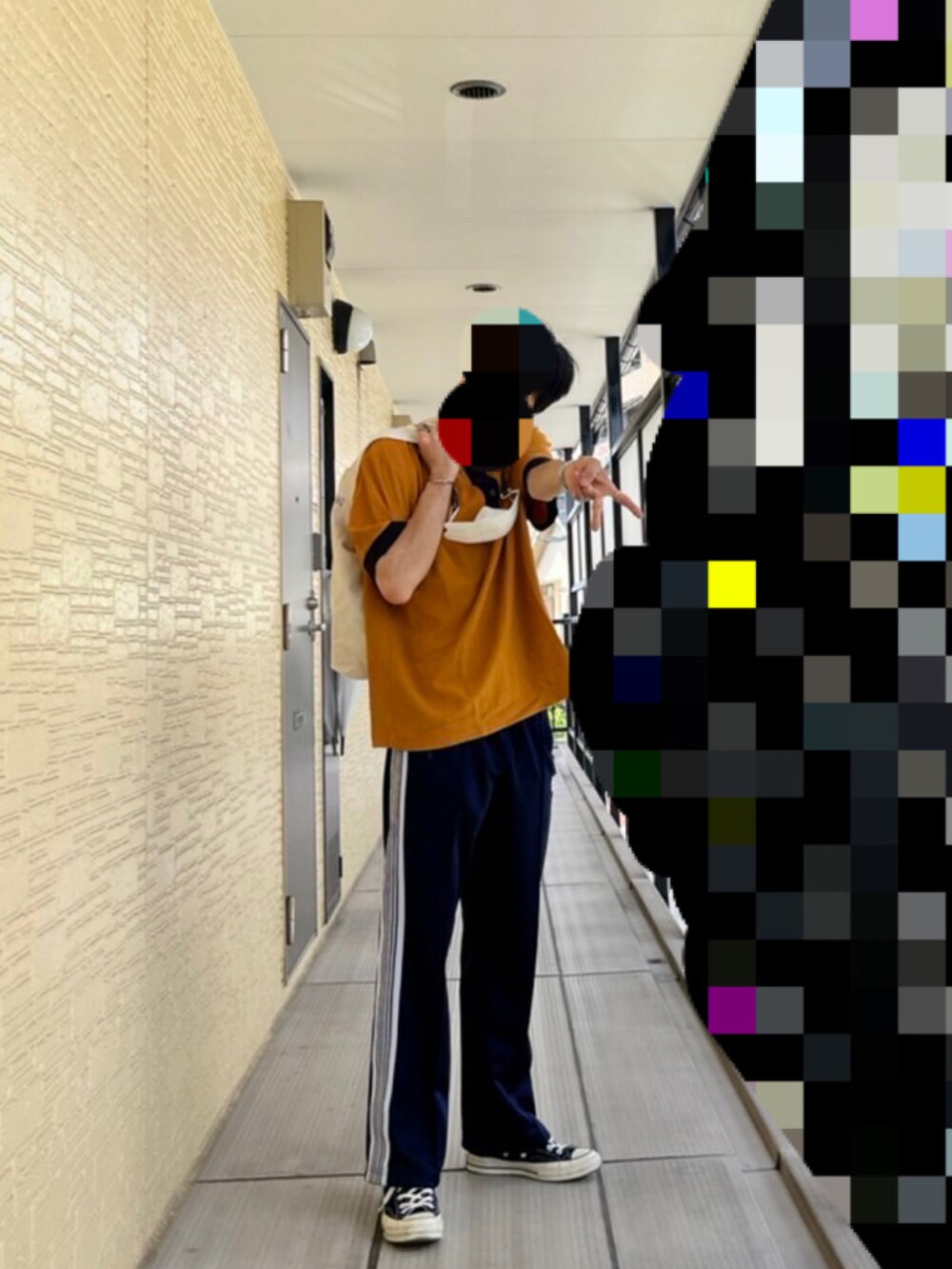 ブラウン系のポロシャツ、その他のその他パンツ、ブラック系のスニーカーを着用したメンズの夏コーディネートの2枚目の写真