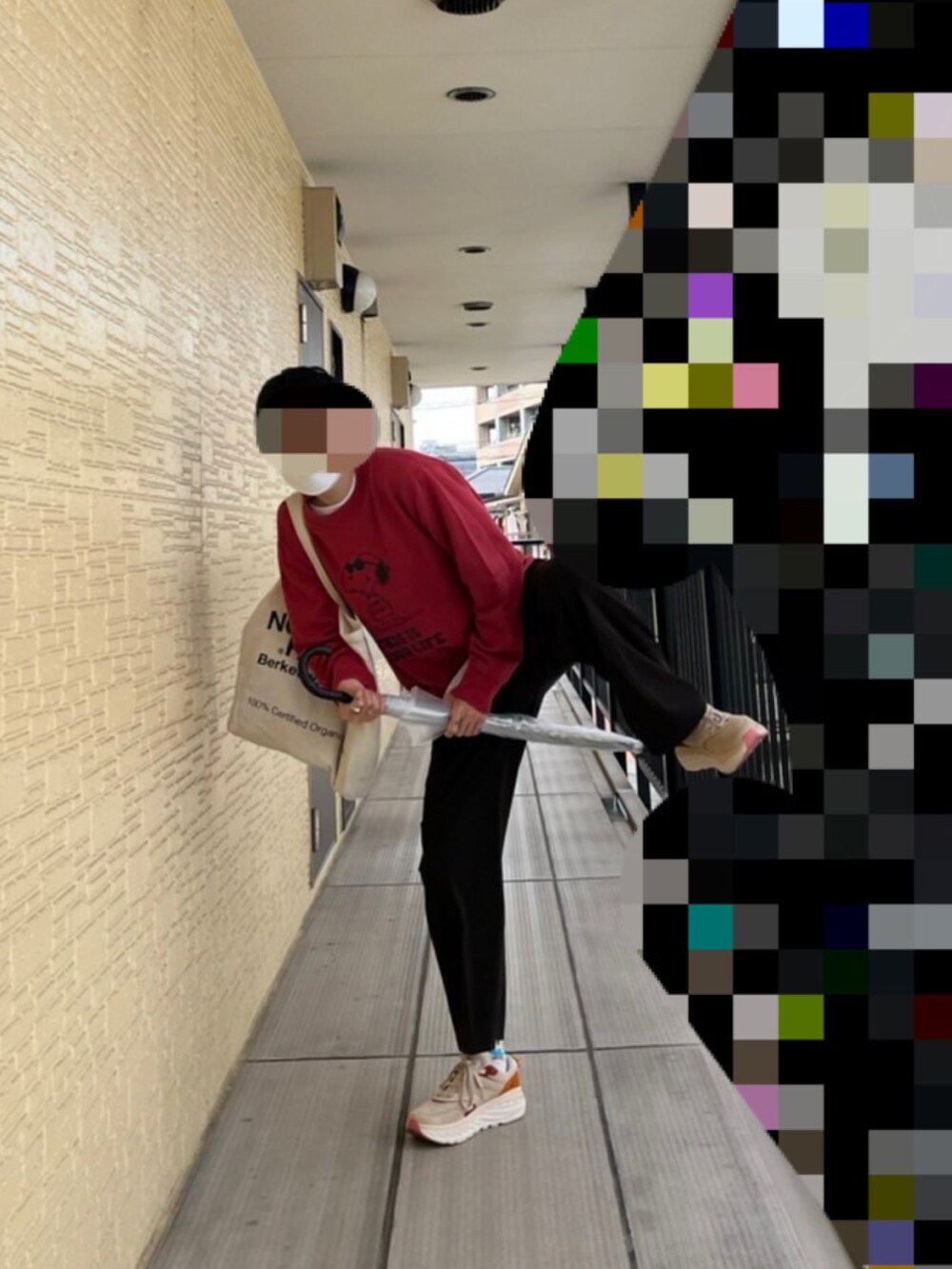 レッド系のスウェット、ブラック系のその他パンツ、ベージュ系のスニーカーを着用したメンズの秋コーディネートの3枚目の写真