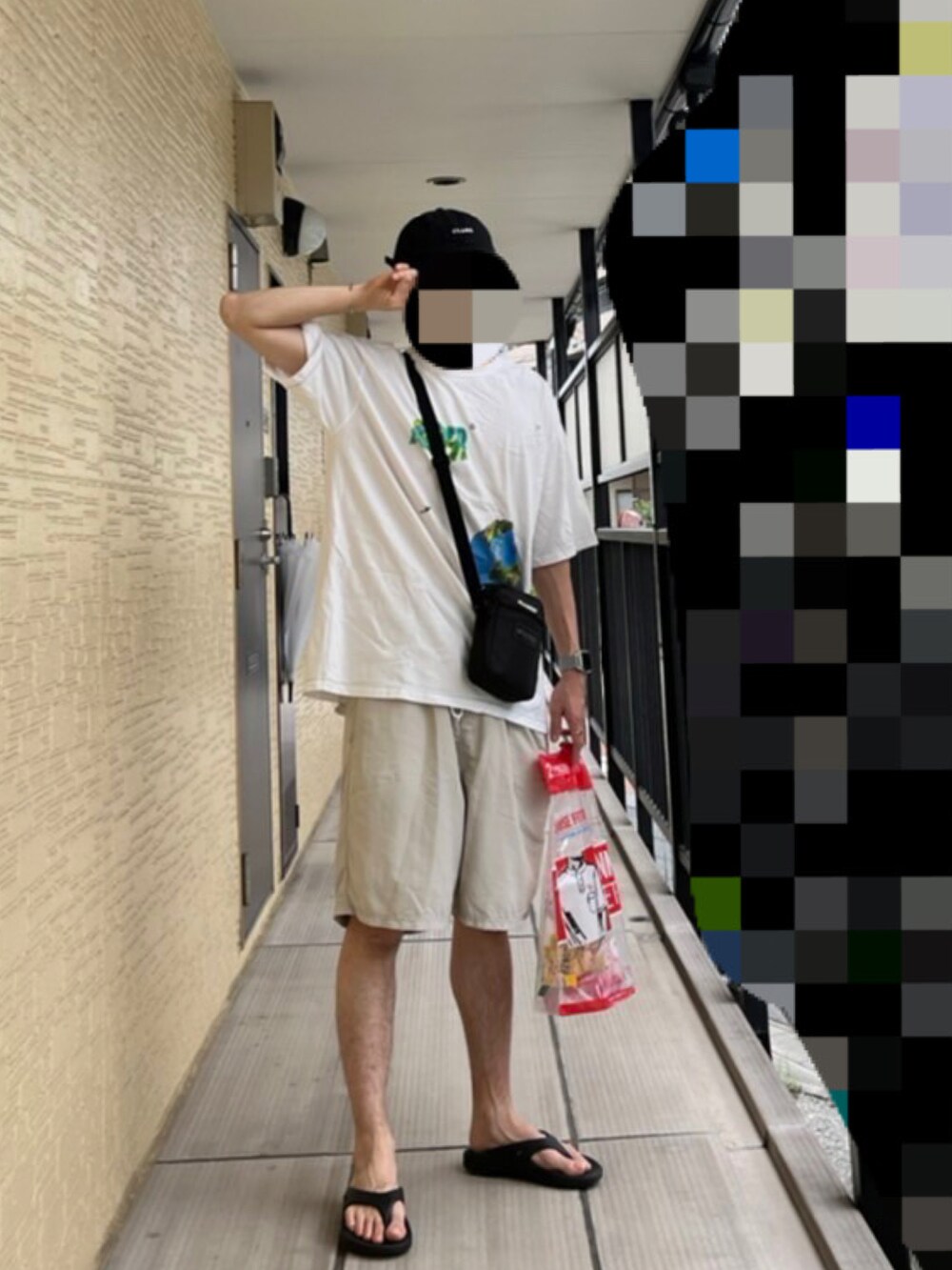 ホワイト系のTシャツ/カットソー、ベージュ系のその他パンツ、ブラック系のサンダルを着用したメンズの夏コーディネートの3枚目の写真