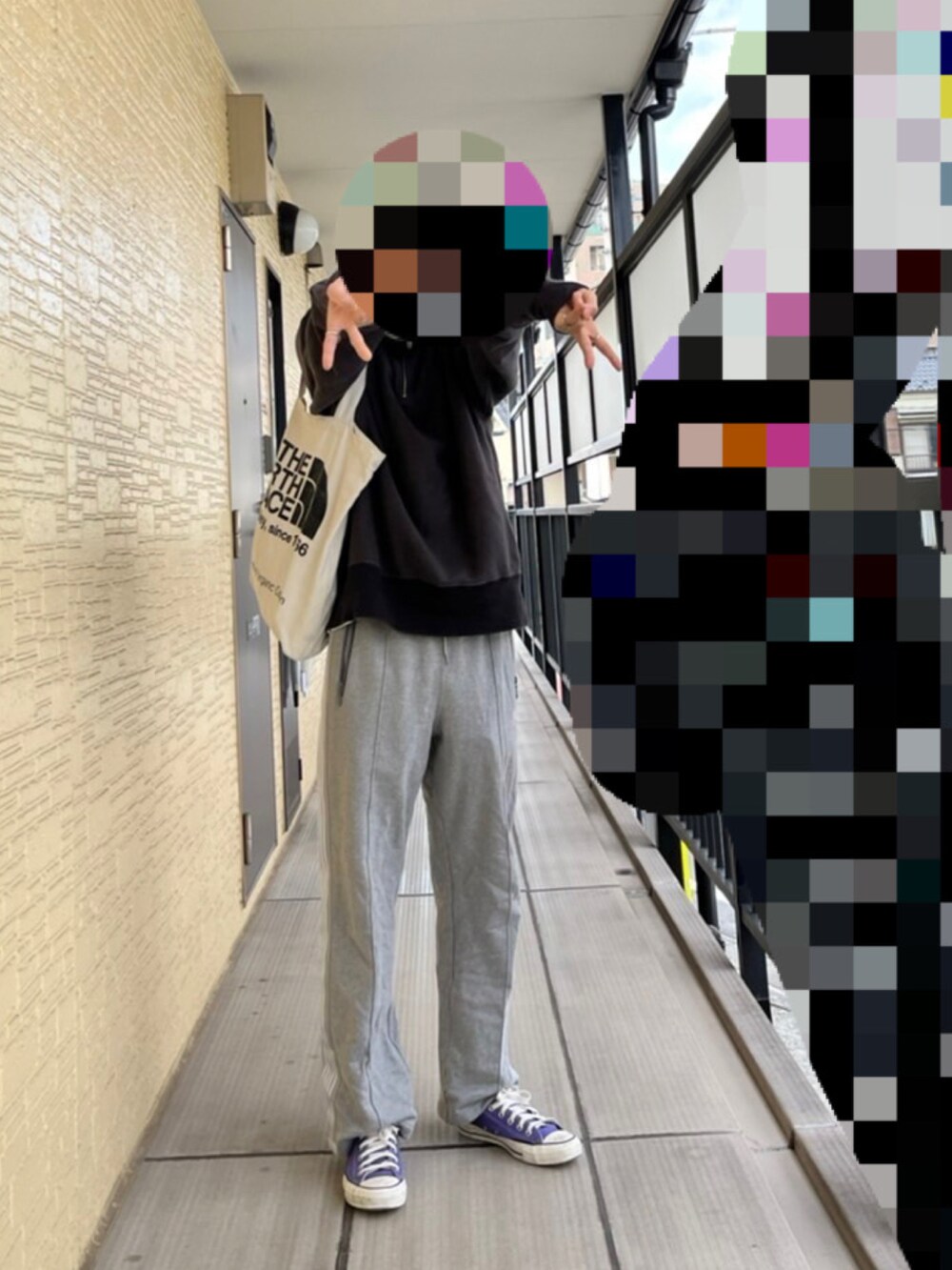 グレー系のスウェットパンツ、パープル系のスニーカー、ブラック系のスウェットを着用したメンズの秋コーディネートの3枚目の写真