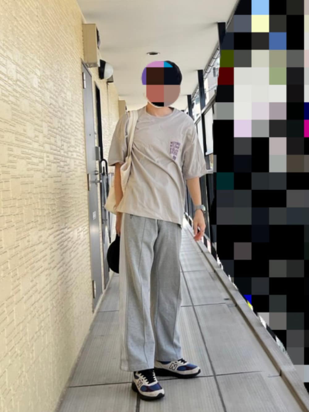 グレー系のスウェットパンツ、その他のスニーカー、グレー系のTシャツ/カットソーを着用したメンズの夏コーディネートの2枚目の写真