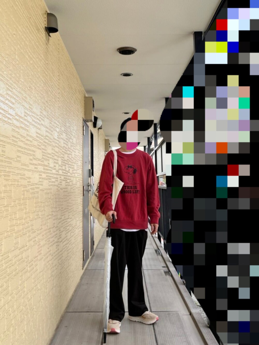 レッド系のスウェット、ブラック系のその他パンツ、ベージュ系のスニーカーを着用したメンズの秋コーディネートの2枚目の写真