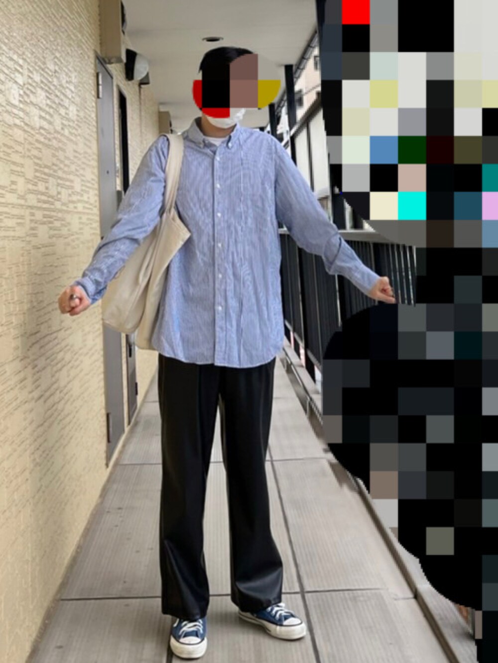 ブラック系のその他パンツ、ブルー系のシャツ/ブラウス、ブルー系のスニーカーを着用したメンズの秋コーディネートの2枚目の写真