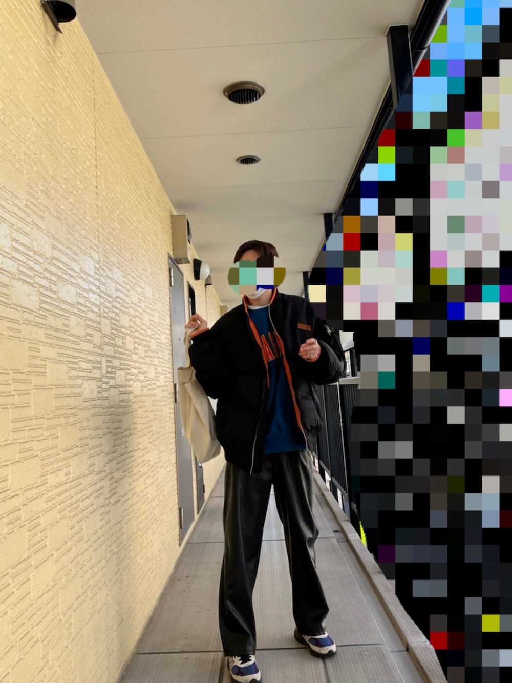 ブラック系のその他パンツ、その他のスニーカー、ブルー系のスウェットを着用したメンズの冬コーディネートの2枚目の写真