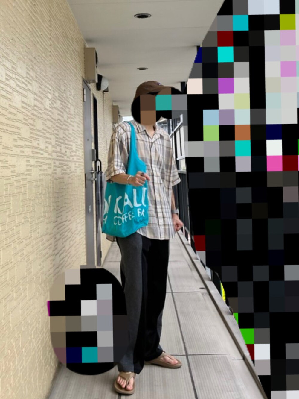 ブラック系のその他パンツ、ホワイト系のシャツ/ブラウス、ベージュ系のサンダルを着用したメンズの夏コーディネートの3枚目の写真