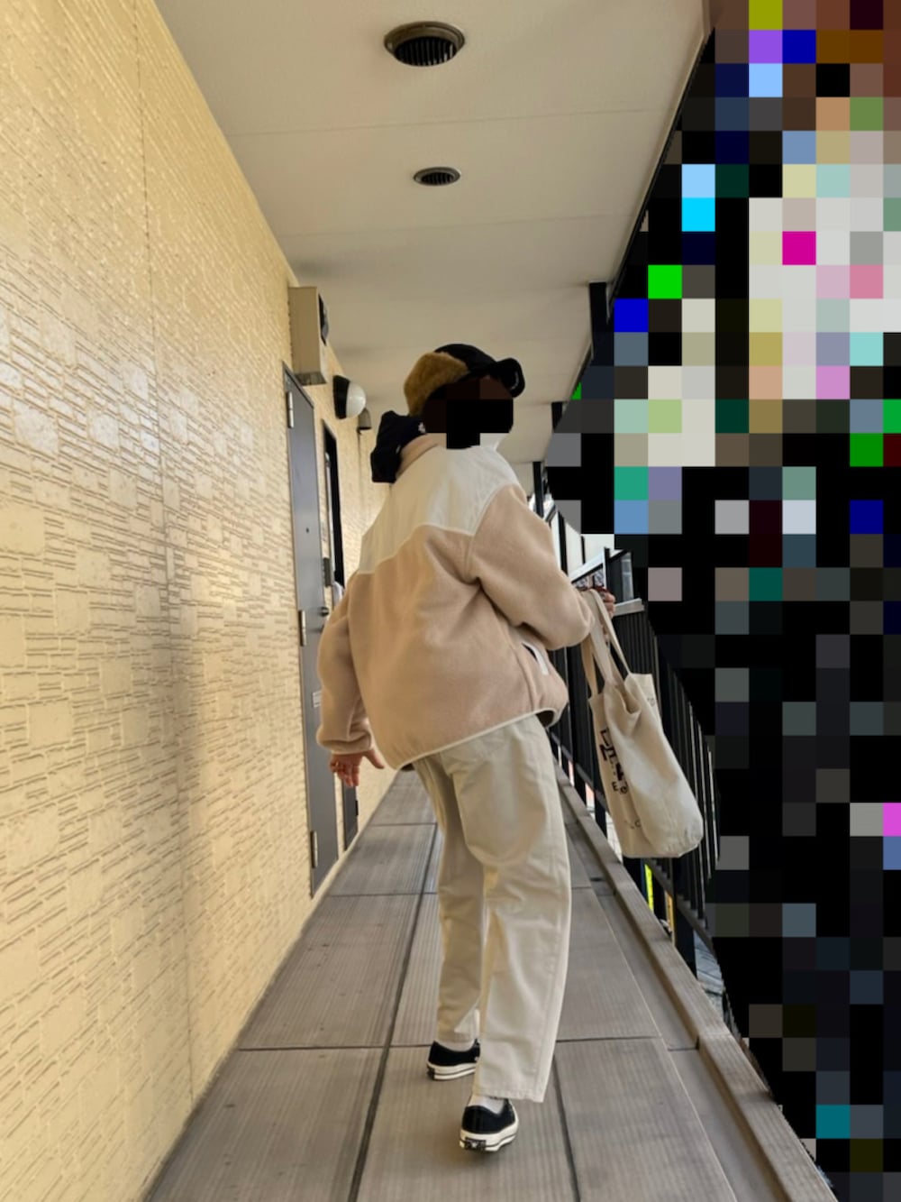 ブラック系のスニーカー、ベージュ系のその他パンツ、ベージュ系のブルゾンを着用したメンズの冬コーディネートの3枚目の写真