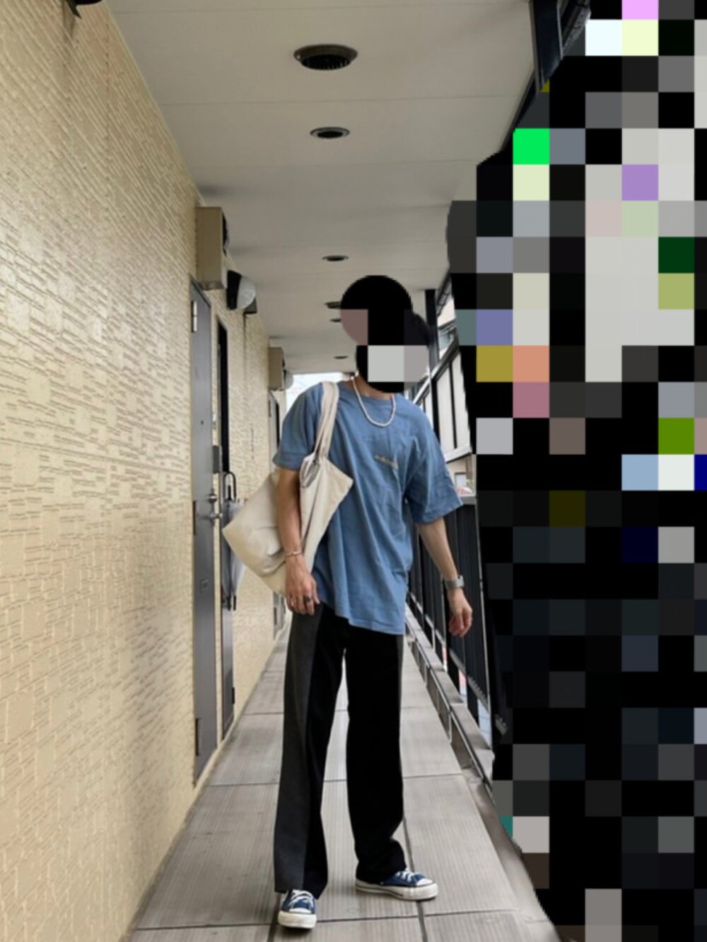 ブラック系のその他パンツ、ブルー系のTシャツ/カットソー、ブルー系のスニーカーを着用したメンズの夏コーディネートの2枚目の写真