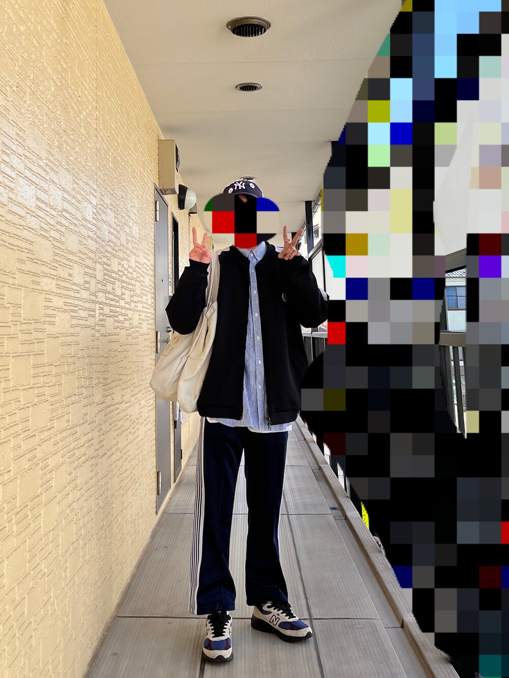 その他のその他パンツ、ブラック系のブルゾン、ブルー系のシャツ/ブラウスを着用したメンズの秋コーディネートの2枚目の写真