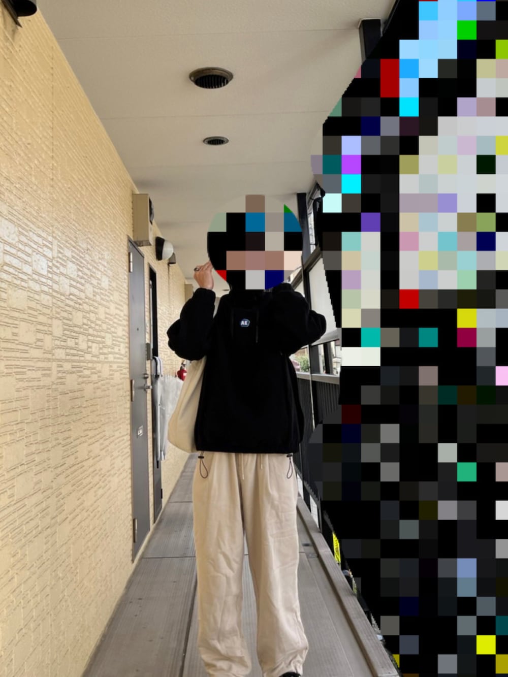 ベージュ系のスウェットパンツ、ブラック系のダウンジャケット/コート、その他のスニーカーを着用したメンズの秋コーディネートの3枚目の写真