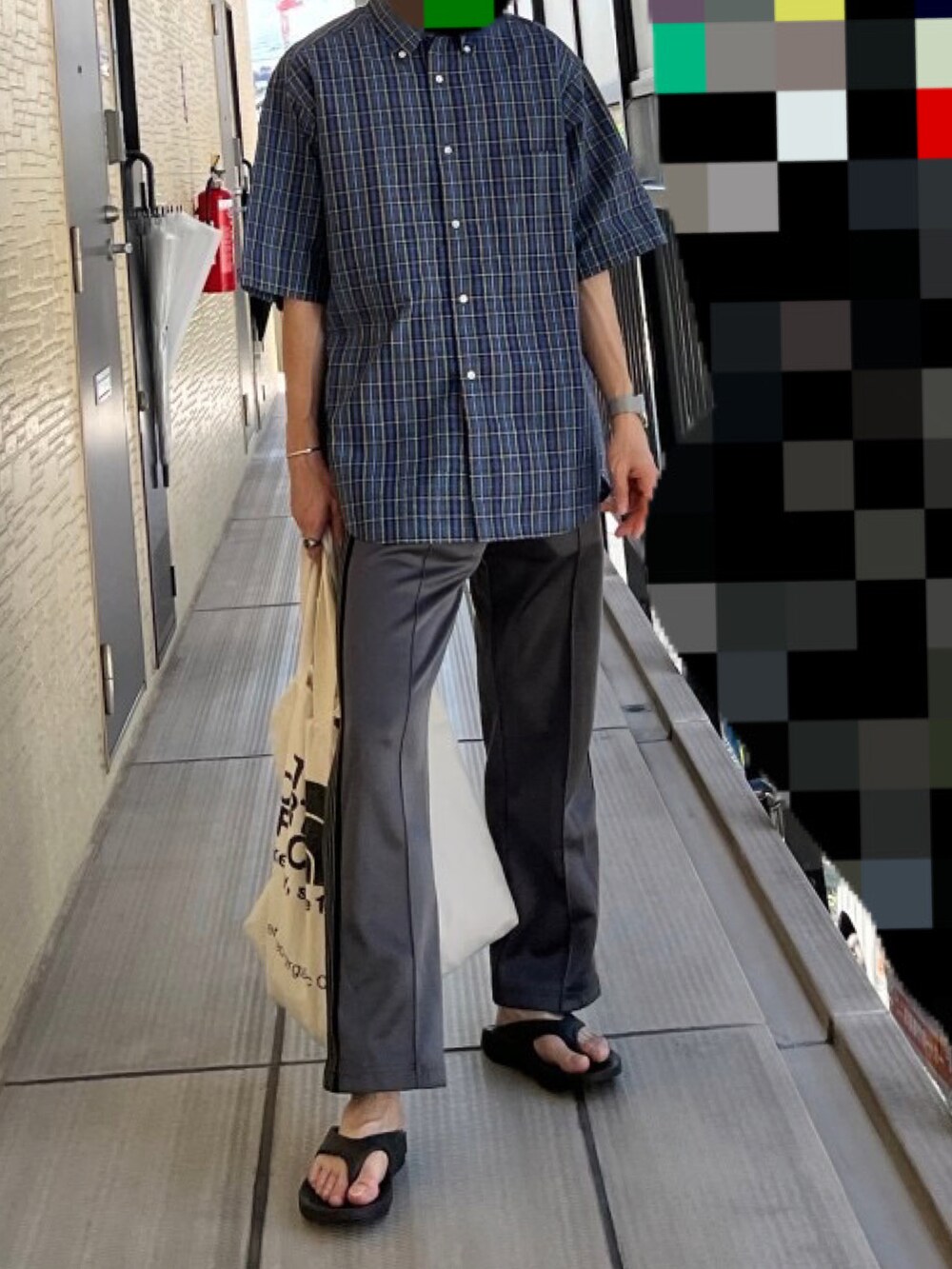 ブラック系のサンダル、グレー系のその他パンツ、ブルー系のシャツ/ブラウスを着用したメンズの夏コーディネートの3枚目の写真