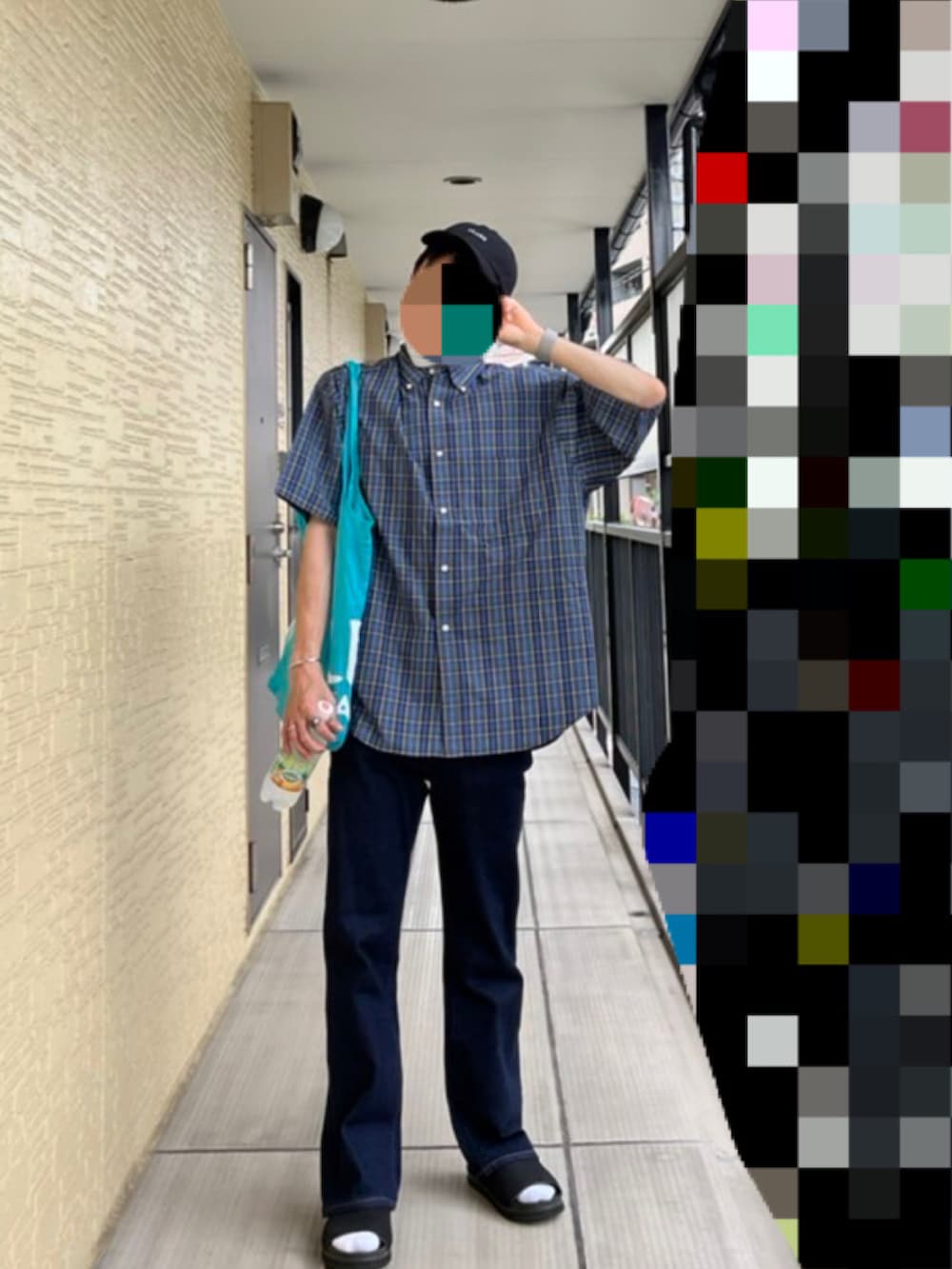 ブルー系のデニムパンツ、ブラック系のサンダル、ブルー系のシャツ/ブラウスを着用したメンズの夏コーディネートの2枚目の写真