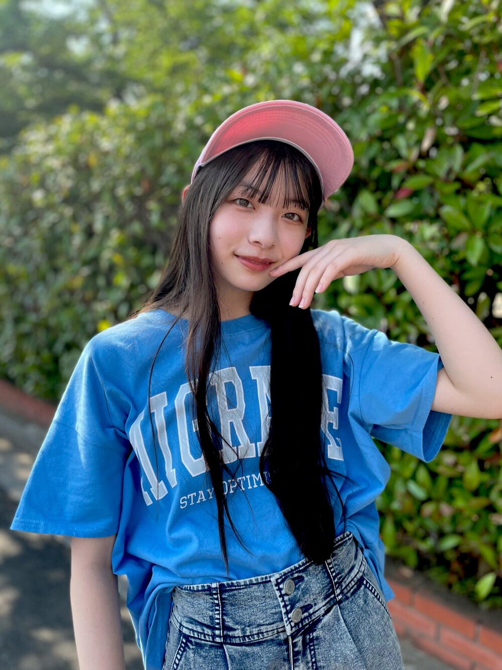 ブルー系のワンピース、ブルー系のその他パンツ、ホワイト系のスニーカーを着用したレディースの夏コーディネートの2枚目の写真
