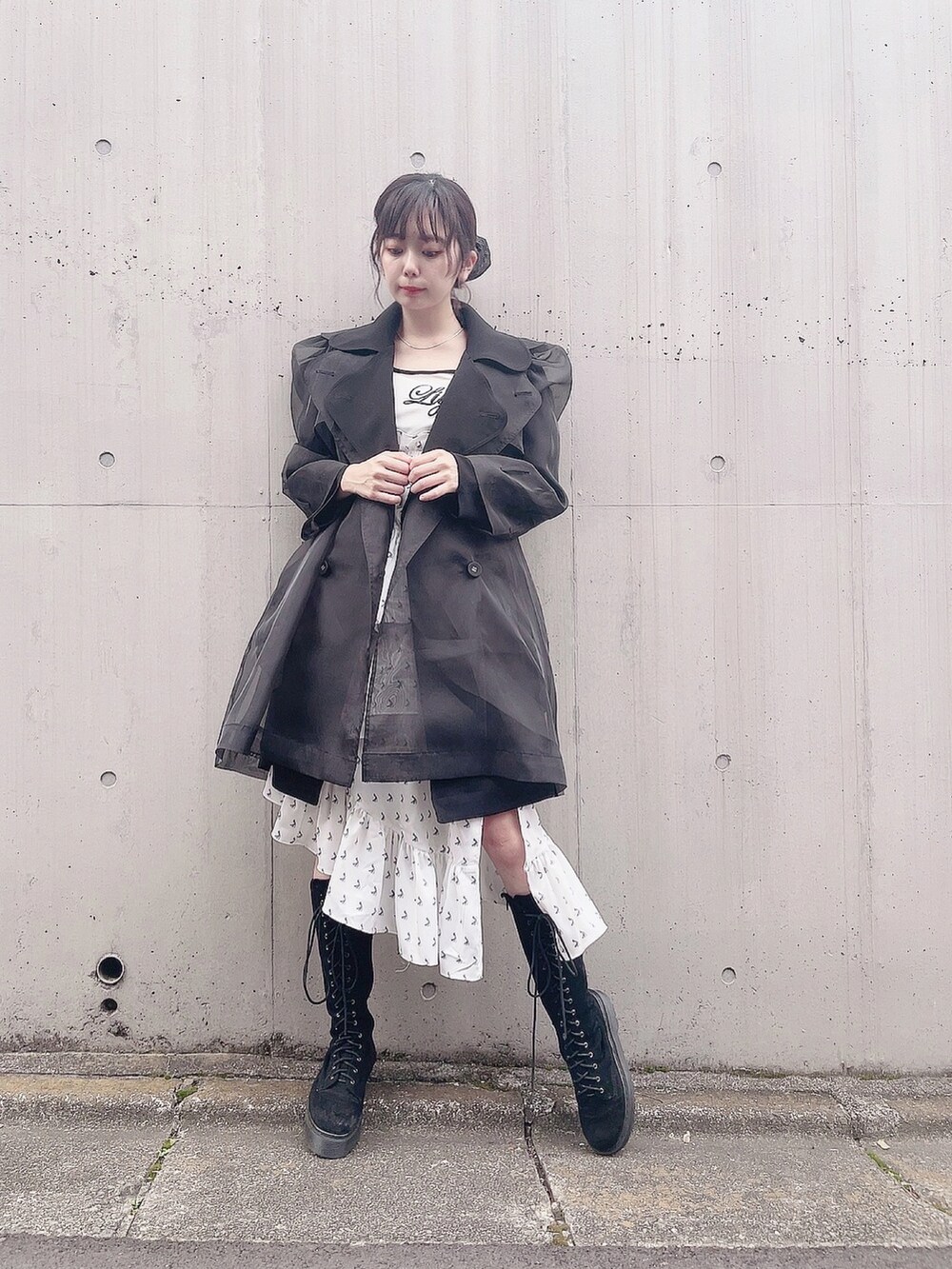 「lilLilly、リルリリー、モノトーン、モノトーンコーデ、トレンチコート、ミニトレンチ、ベロアトップス」｜「lilLillyのバックオープンベロアトップス（Tシャツ/カットソー、ホワイト系）」を使った、mayuさん（レディース・160cm）の秋コーディネートの2枚目の写真