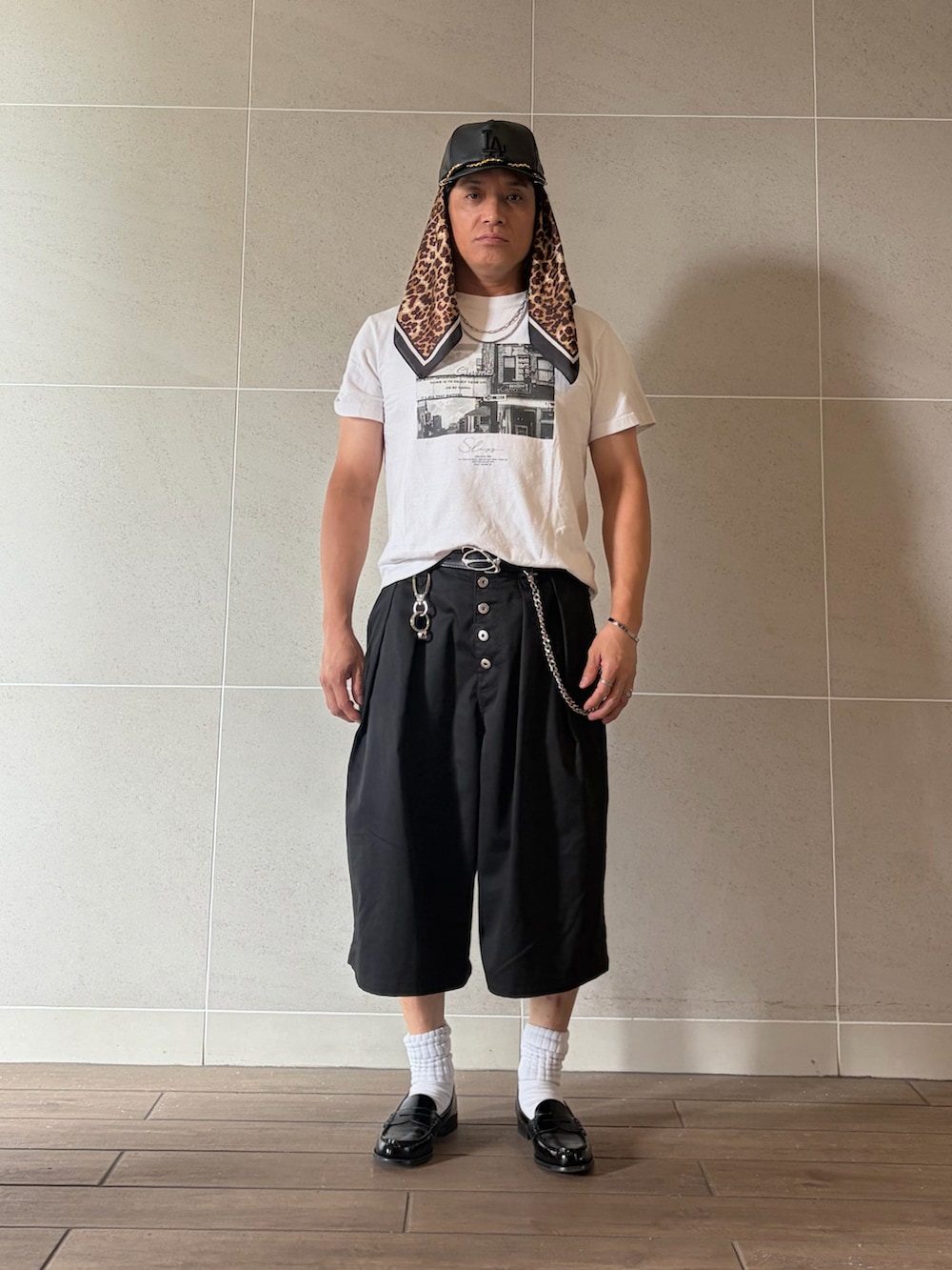 ブラック系のその他パンツ、ブラック系のローファー、ホワイト系のTシャツ/カットソーを着用したメンズの夏コーディネートの2枚目の写真