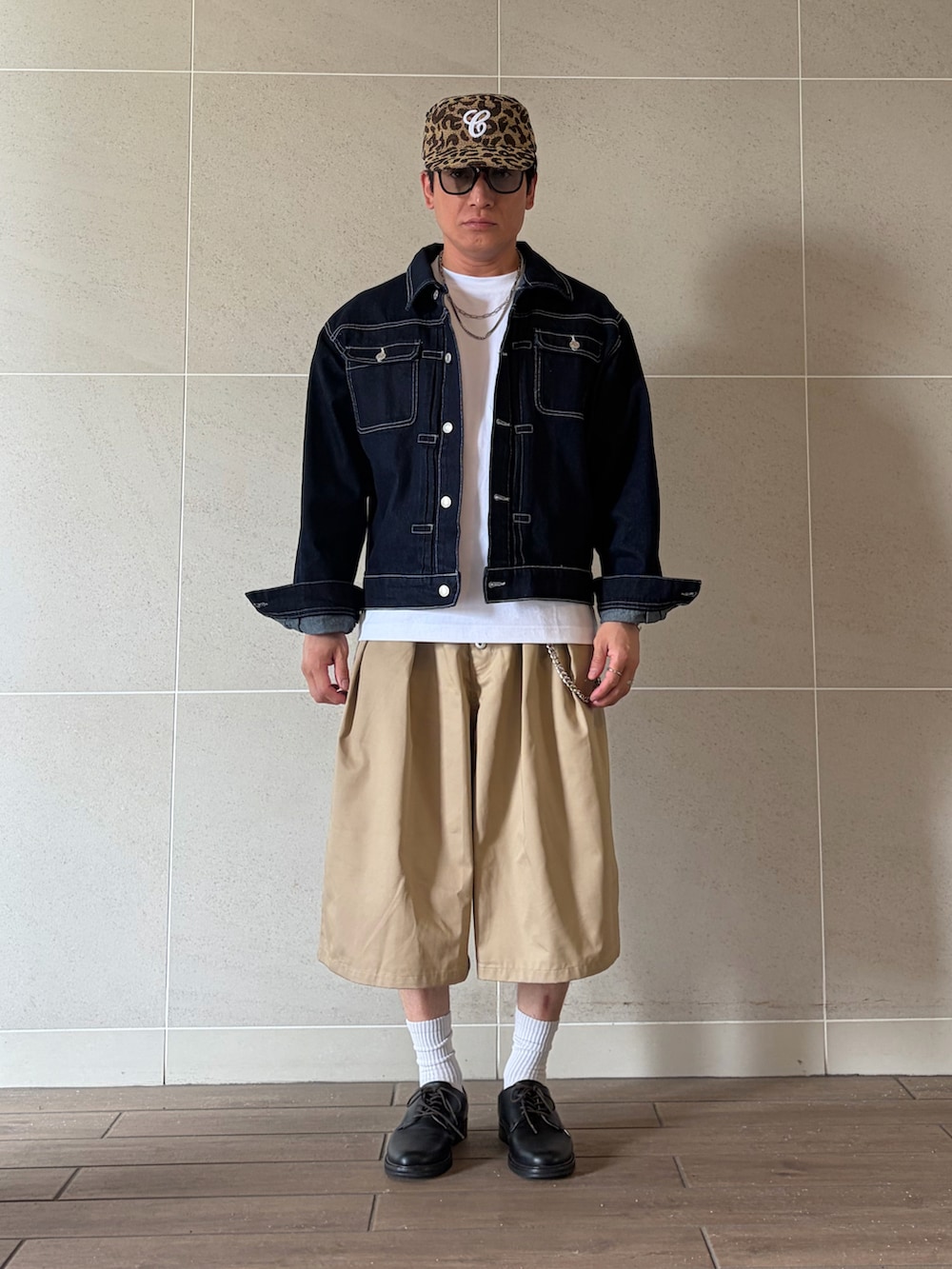ベージュ系のその他パンツ、ブラック系のドレスシューズ、ブルー系のデニムジャケットを着用したメンズの夏コーディネートの2枚目の写真