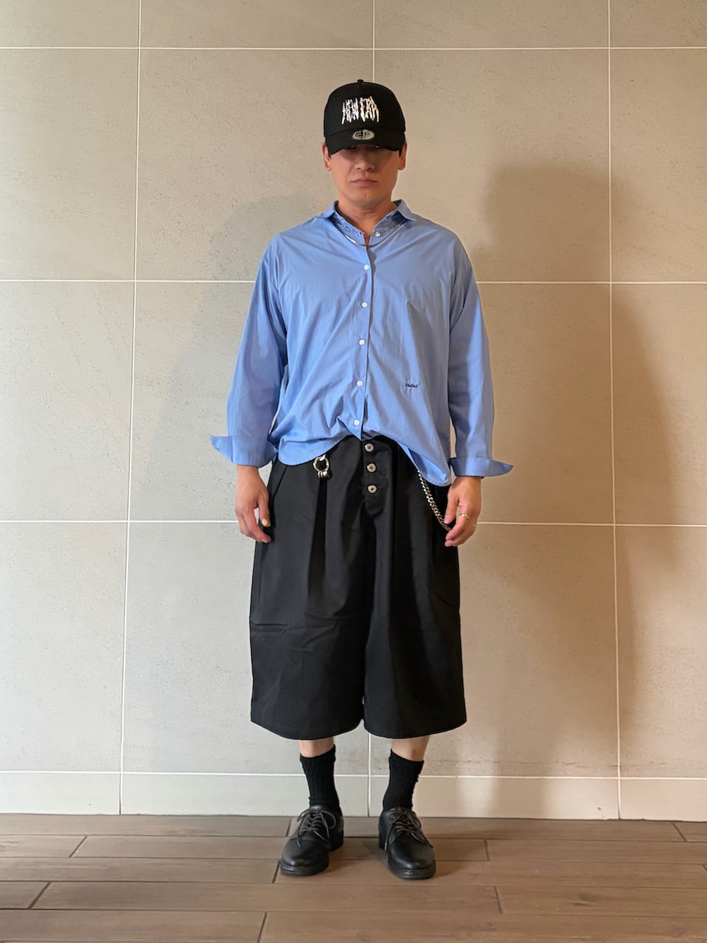 ブルー系のシャツ/ブラウス、ブラック系のその他パンツ、ブラック系のドレスシューズを着用したメンズの夏コーディネートの2枚目の写真