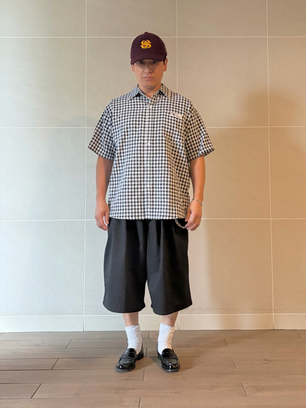 ブラック系のシャツ/ブラウス、ブラック系のその他パンツ、ブラック系のローファーを着用したメンズの夏コーディネートの2枚目の写真