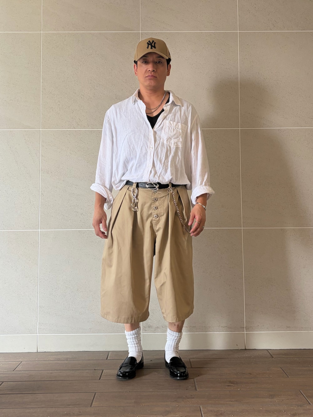ベージュ系のその他パンツ、ブラック系のローファー、ホワイト系のシャツ/ブラウスを着用したメンズの夏コーディネートの2枚目の写真