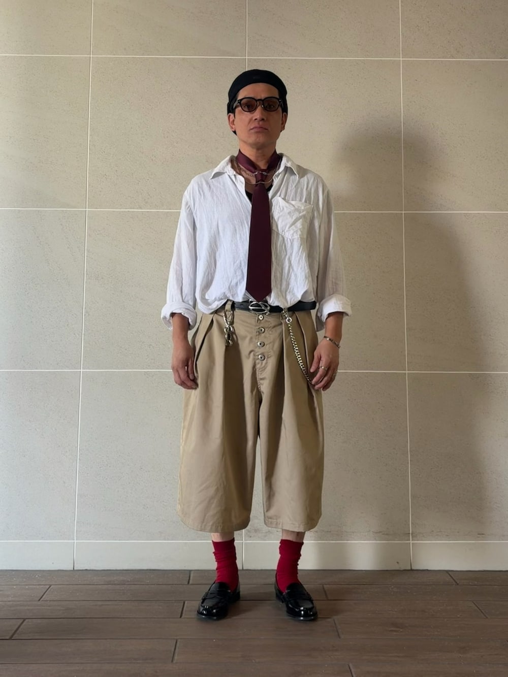 ホワイト系のシャツ/ブラウス、ベージュ系のその他パンツ、ブラック系のローファーを着用したメンズの夏コーディネートの2枚目の写真