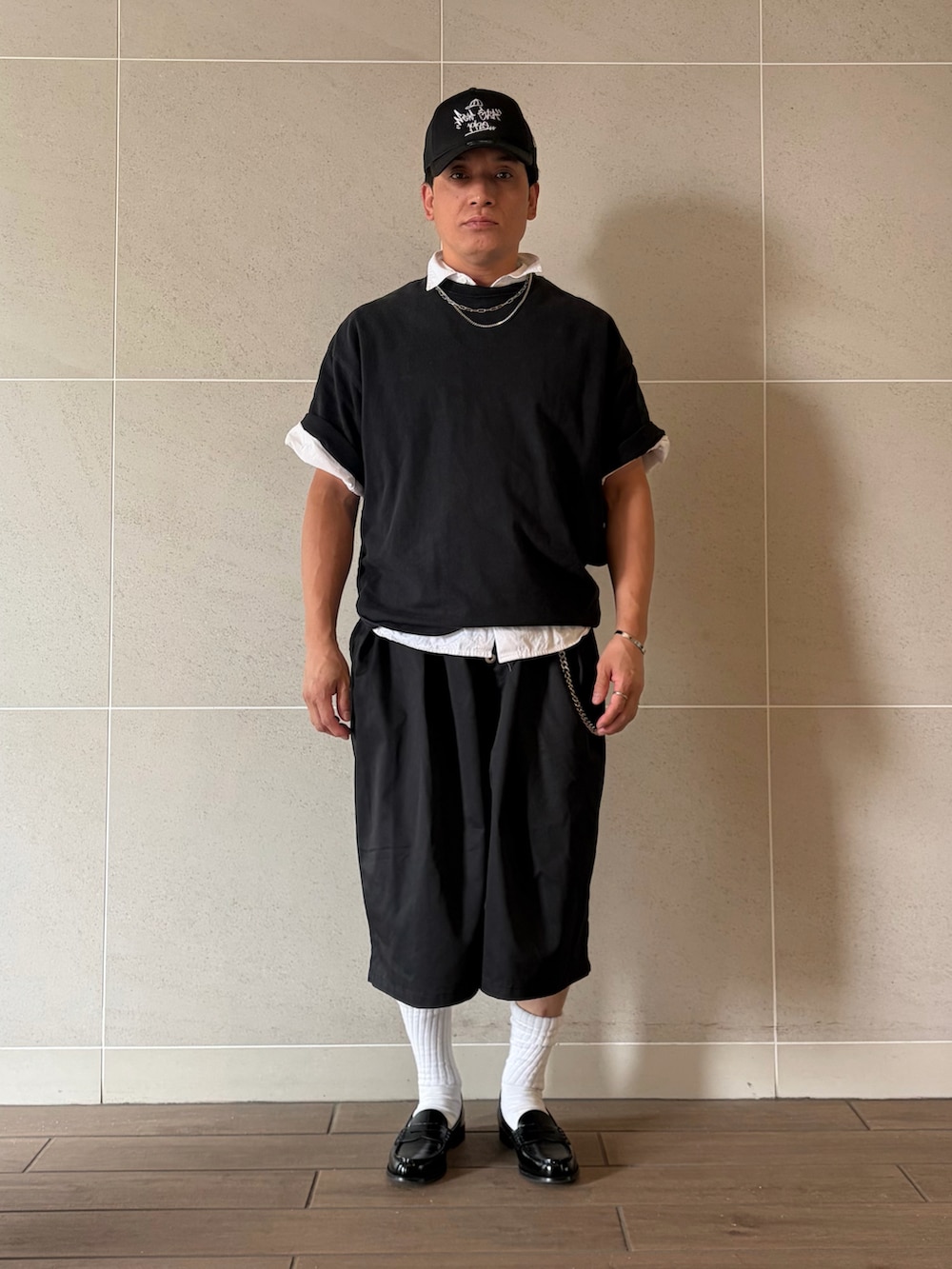ブラック系のTシャツ/カットソー、ブラック系のその他パンツ、ブラック系のローファーを着用したメンズの夏コーディネートの2枚目の写真