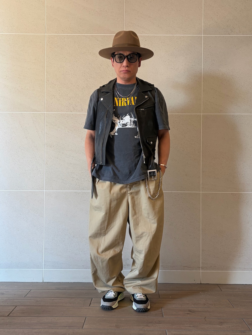 グレー系のTシャツ/カットソー、ブラック系のその他アウター、ベージュ系のチノパンツを着用したメンズの春コーディネートの2枚目の写真