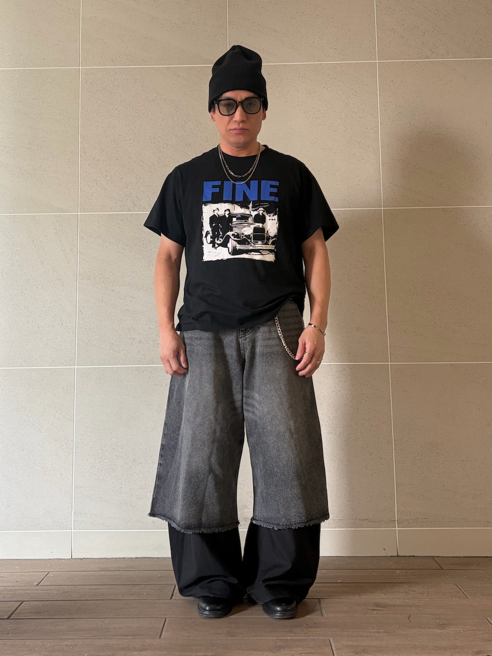 ブラック系のTシャツ/カットソー、ブラック系のデニムパンツ、ブラック系のスラックスを着用したメンズの春コーディネートの2枚目の写真