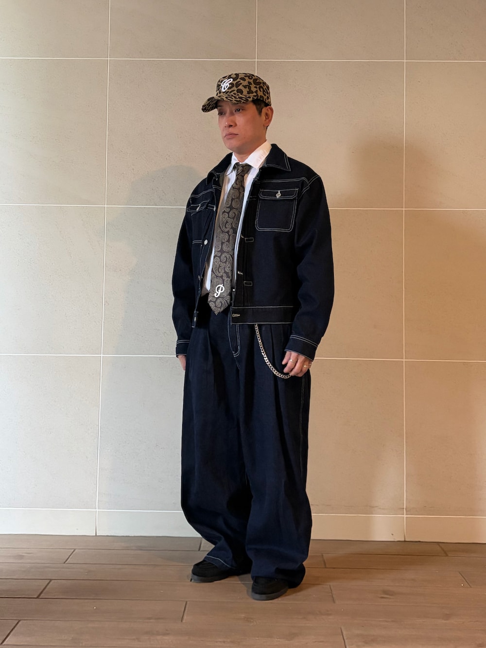 ブルー系のデニムジャケット、ブルー系のデニムパンツ、その他のネクタイを着用したメンズの春コーディネートの2枚目の写真