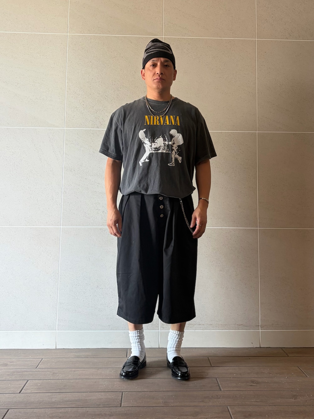 グレー系のTシャツ/カットソー、ブラック系のその他パンツ、ブラック系のローファーを着用したメンズの夏コーディネートの2枚目の写真