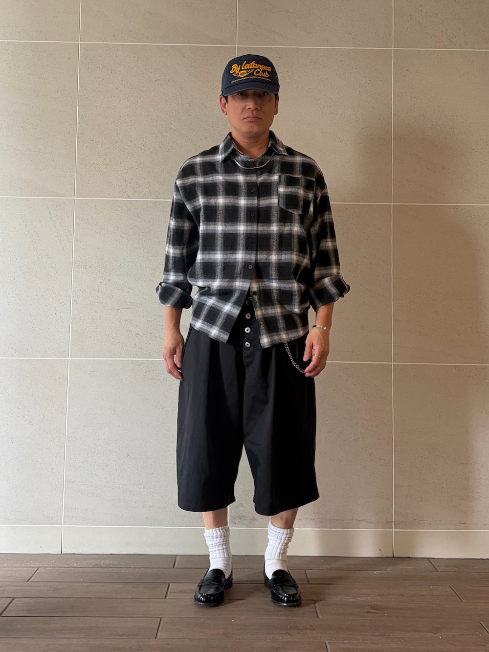 ブラック系のその他パンツ、ブラック系のローファー、その他のシャツ/ブラウスを着用したメンズの秋コーディネートの2枚目の写真