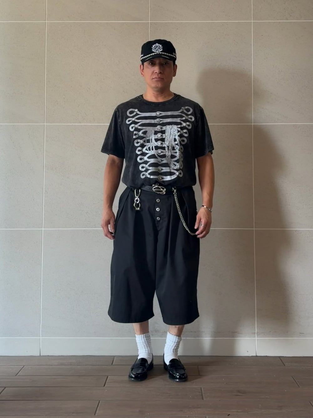 ブラック系のTシャツ/カットソー、ブラック系のその他パンツ、ブラック系のローファーを着用したメンズの夏コーディネートの2枚目の写真