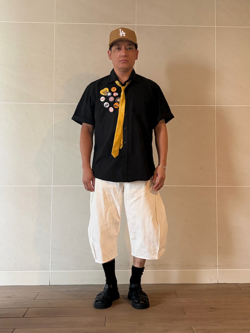 ブラック系のシャツ/ブラウス、ホワイト系のパンツ、ブラック系のサンダルを着用したメンズの夏コーディネートの2枚目の写真
