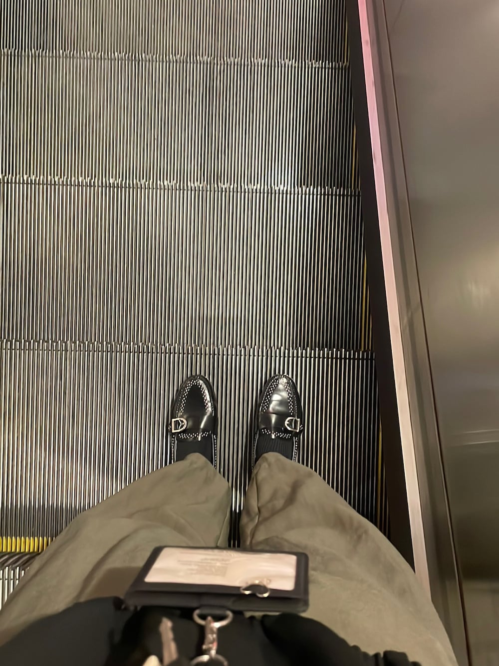 グリーン系のその他パンツ、ブラック系のシャツ/ブラウス、ブラック系のローファーを着用したレディースの秋コーディネートの2枚目の写真