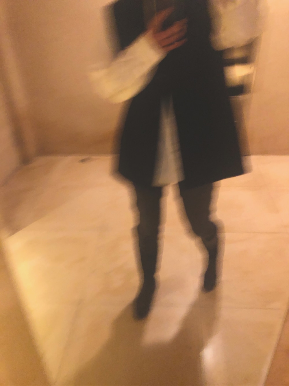 ブラック系のジャケット/アウター、ホワイト系のシャツ/ブラウス、グレー系のデニムパンツを着用したレディースの冬コーディネートの2枚目の写真