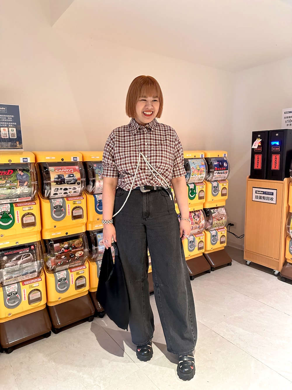 レッド系のシャツ/ブラウス、ブラック系のデニムパンツ、ブラック系のサンダルを着用したレディースの秋コーディネートの2枚目の写真
