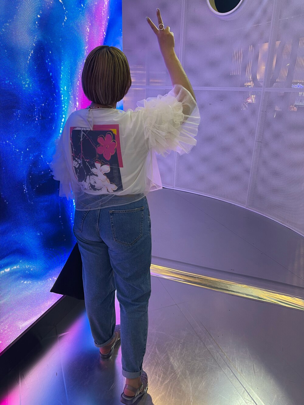 ブラック系のハンドバッグ、その他のサンダル、その他のトップスを着用したレディースの夏コーディネートの3枚目の写真