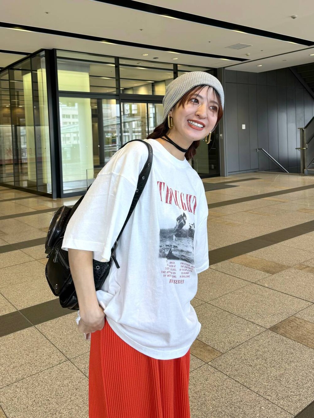 「カジュアル、着痩せ・細見え、オーバーサイズ、テーマパーク、デート/ロマンティック、女子会、女子ウケ、ゆったり、ストリート、メガネ、スニーカー、ジーナシスト_JEANASIS、楽ちんコーデ、ニット帽、Tシャツ」｜「JEANASISのWポケットショルダーBAG/113222（ショルダーバッグ、ブラック系）」を使った、AIKAさん（レディース・159cm）の夏コーディネートの3枚目の写真
